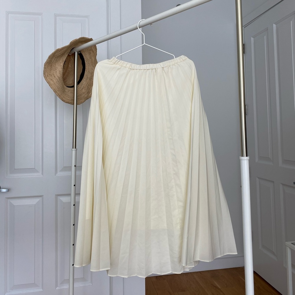 UNIQLO White Pleated Skirt